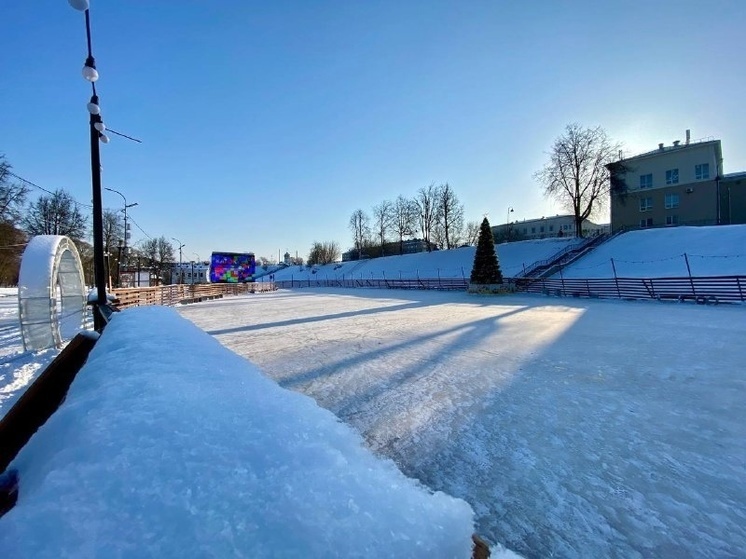 Каток у Троицкого моста в Пскове открывается сегодня