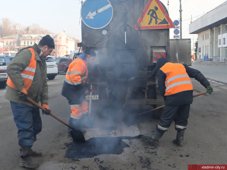 Во Владимире делают "заплатки" на дорожных ямах