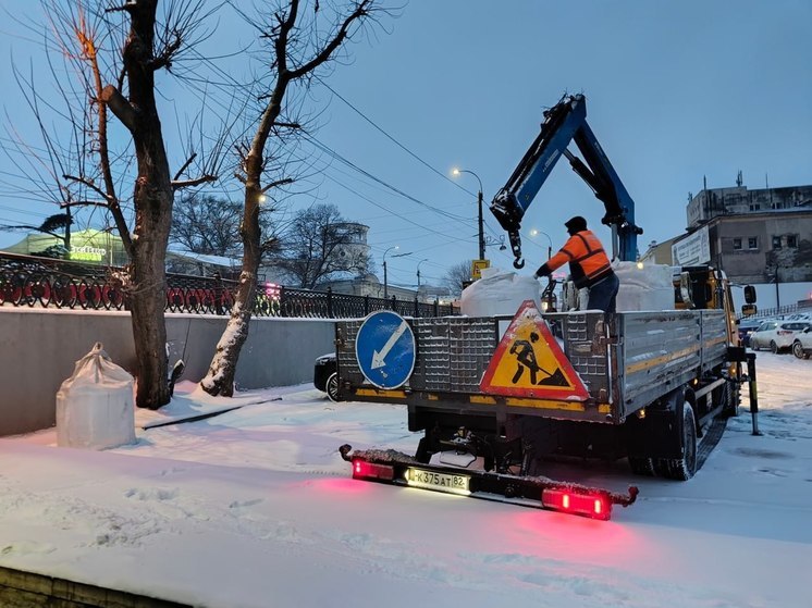 В Симферополе обработали реагентами более 960 км дорог за сутки