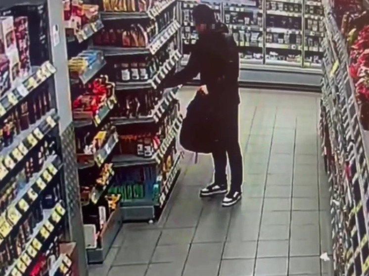 В Люберцах грабитель ударил ножом охранника магазина