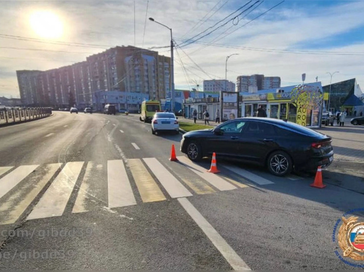 В Калининграде автомобиль сбил переходившую дорогу на зеленый свет женщину
