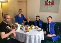 Руководитель Челябинского Регионального исполкома партии «Единая Россия» Виталий Маслов подарил Юрию Иваничко мольберт и холсты