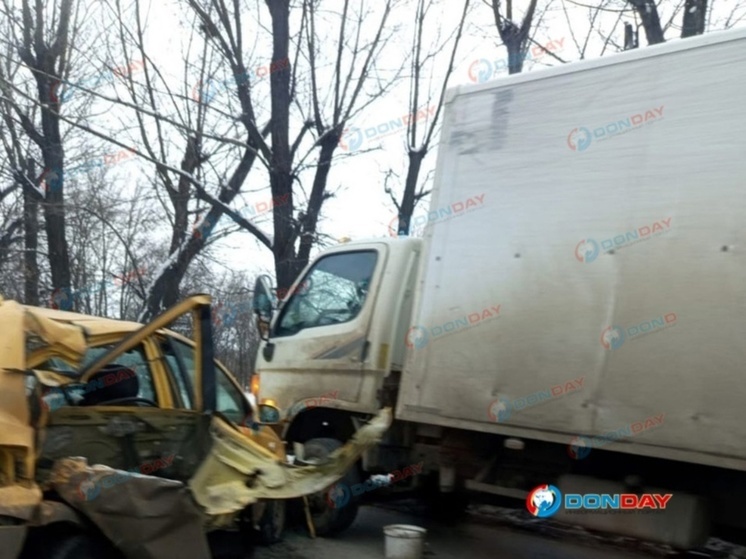 В Ростовской области грузовик столкнулся с легковушкой