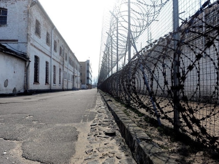 Болеющего латвийского пенсионера бросили в тюрьму по политической статье