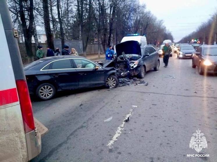 В Твери два человека получили травмы в серьезной аварии