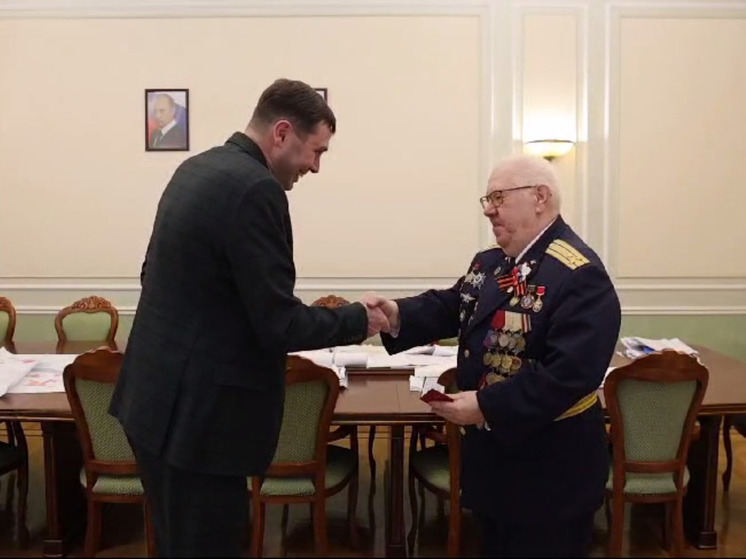 Прошедший Афганистан полковник в отставке Евгений Правдухин получил награду от мэра Воронежа