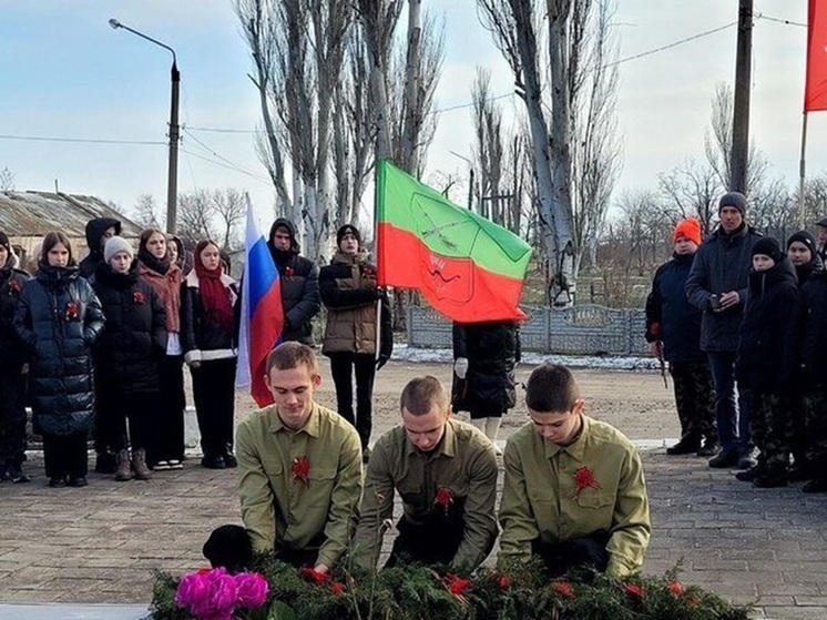 Школьники возложили гирлянду славы на братскую могилу в Мордвиновке
