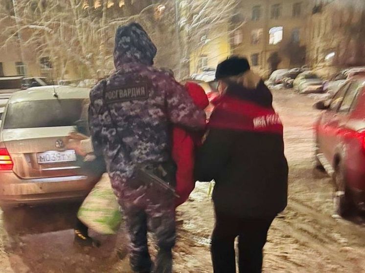 В Петербурге росгвардейцы эвакуировали трех детей из горящего дома