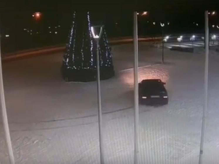 В Твери 1 января водитель Mercedes дрифтовал возле парка «Россия – моя история»