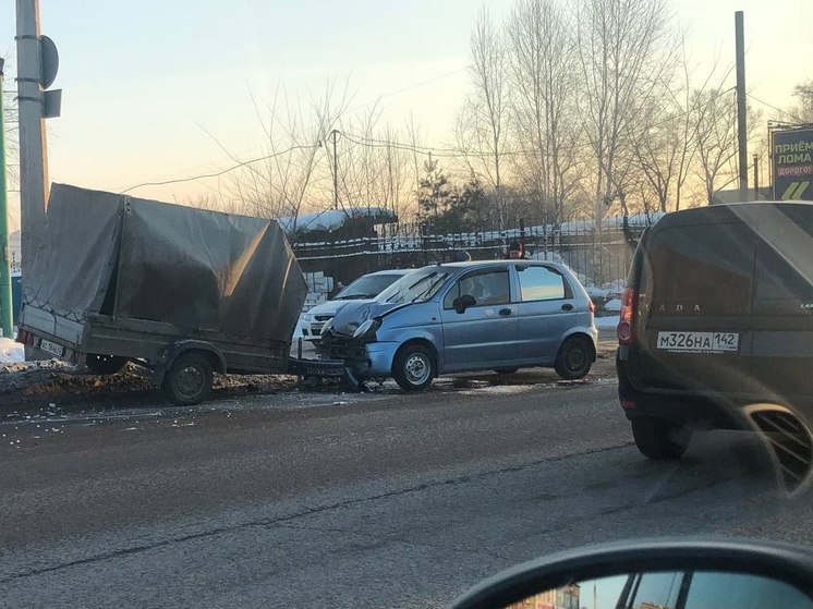 В Кузбассе малолитражка столкнулась с прицепом