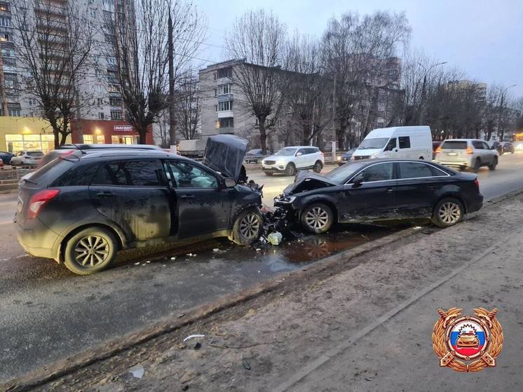 На видео попал момент серьезной аварии в Твери на Петербургском шоссе