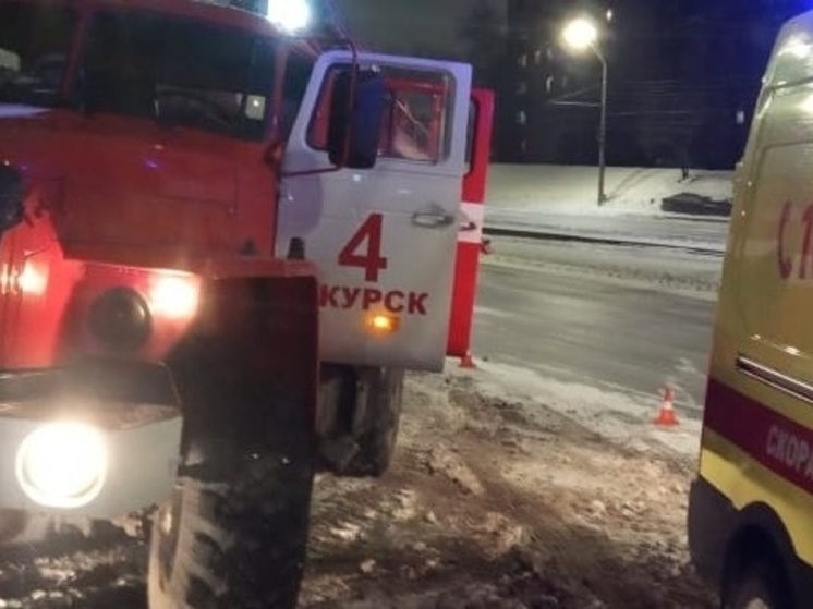 В центре Курска полностью сгорел жилой дом из дерева