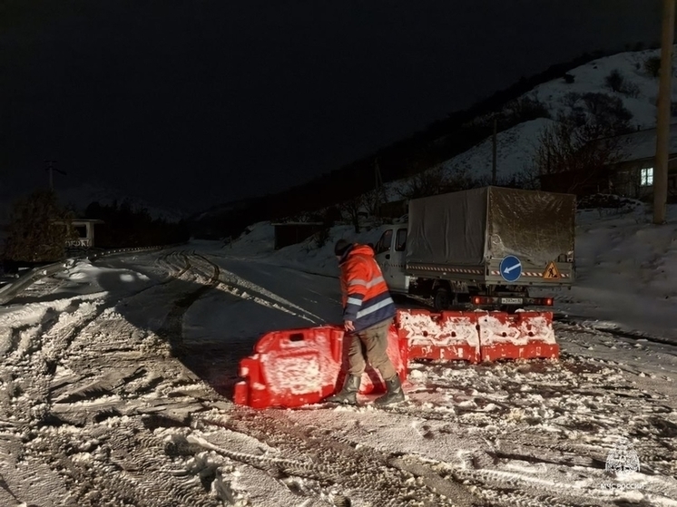 В Крыму спасатели несколько раз доставали автомобили из сугробов