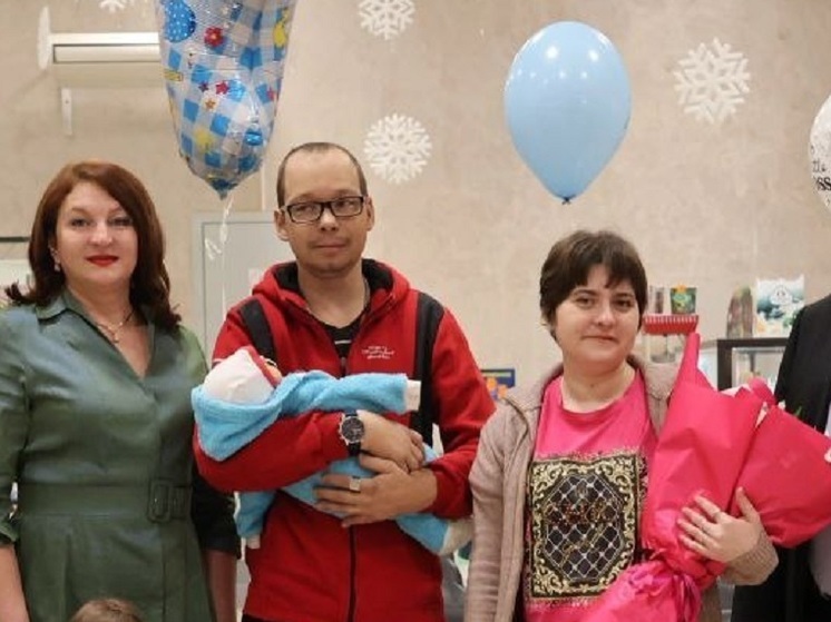  Первому новорожденному 2025 года в Алтайском районе выдали свидетельство