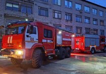 В учреждении загорелось подвальное помещение