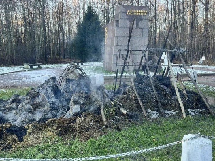 На месте сожженного вандалами шалаша Ленина в Сестрорецке начали строить новый