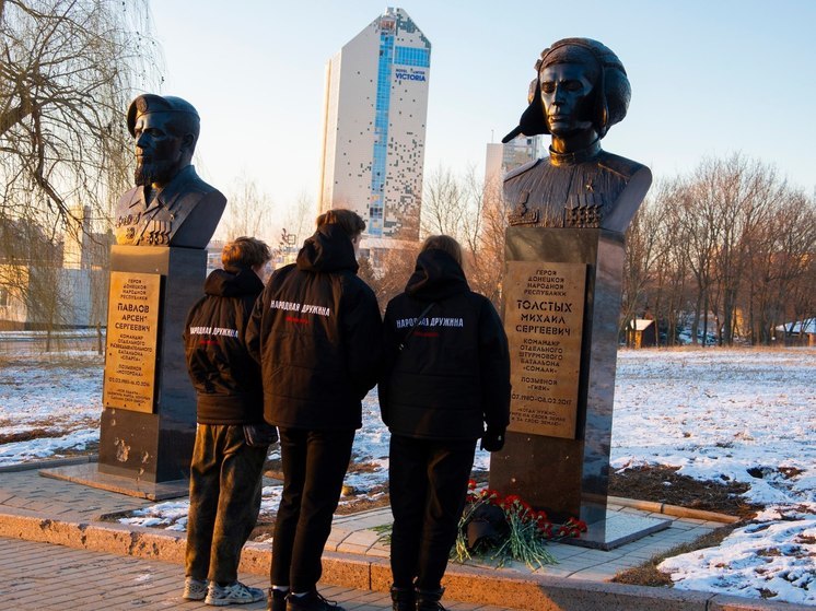 Молодежь Донбасса возложила цветы к бюсту Героя ДНР Михаила Толстых