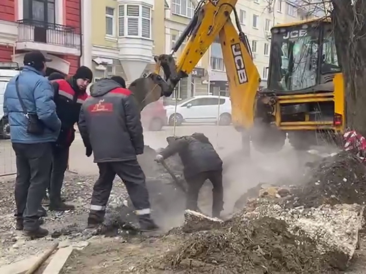 В Калуге устраняют утечку на улице Суворова