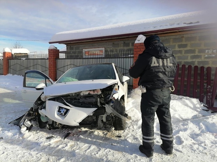 В Серове иномарка врезалась в гаражный бокс