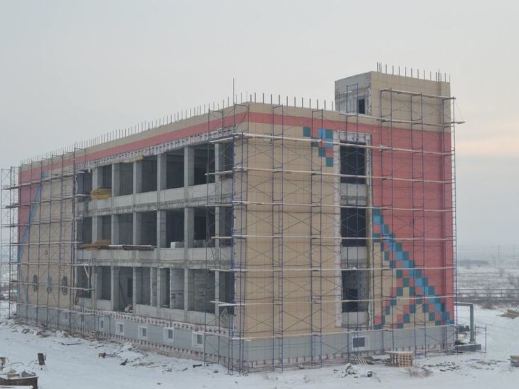 Авангардное панно украсило новое здание в селе Хакасии