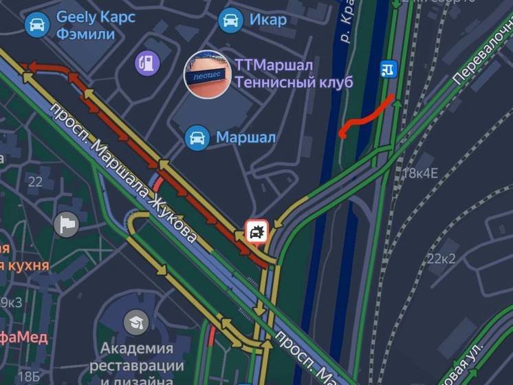 В Петербурге перевернувшаяся фура заблокировала движение на Маршала Жукова
