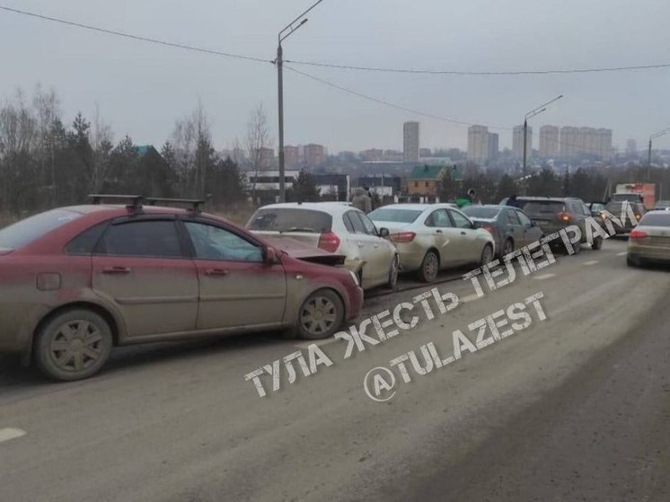 Пять автомобилей столкнулись «паровозиком» в Привокзальном районе Тулы