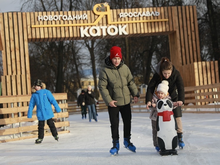 В первую ночь работы каток на Советской в Ярославле посетили 600 человек