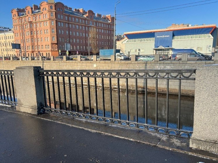 На набережной Обводного канала восстановили решетку после гибели в ДТП матери с дочерью