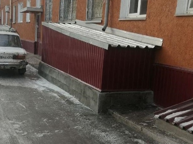 Глыба льда свалилась с крыши дома в Черногорске