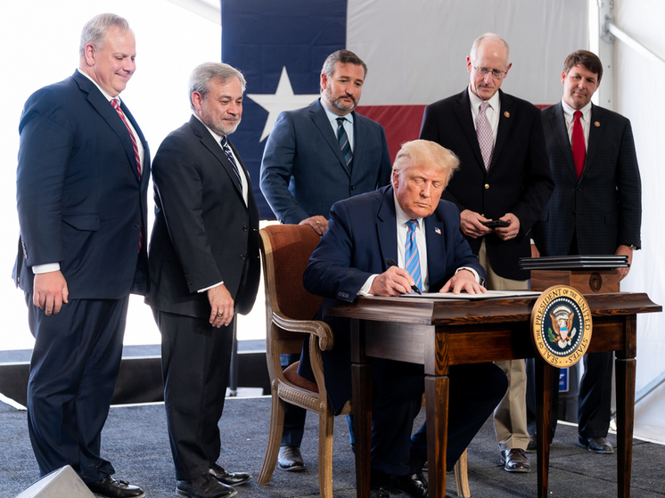 Трамп своими действиями, считает гонконгское издание Asia Times, помогает Китаю
