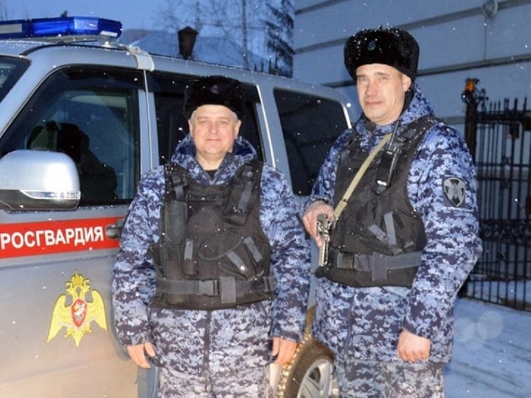 Барнаульские рогвардейцы помогли женщинам, у которых сломалась машина в мороз