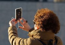 Мошенники активно используют современные технологии для обмана граждан. Одной из новинок в прошедшем 2024 году стало использование дипфейков, когда преступники подделывают голос, изображение или видео, выдавая себя за других людей. 