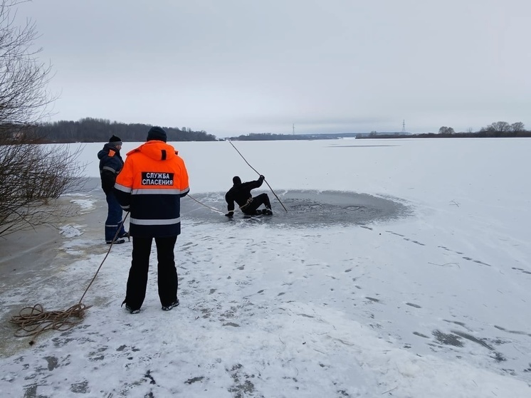 Новгородские спасатели вытащили утопленника из реки Шелонь