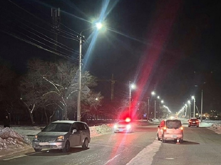 В Хакасии бесправница неправильно везла трех детей и угодила в ДТП