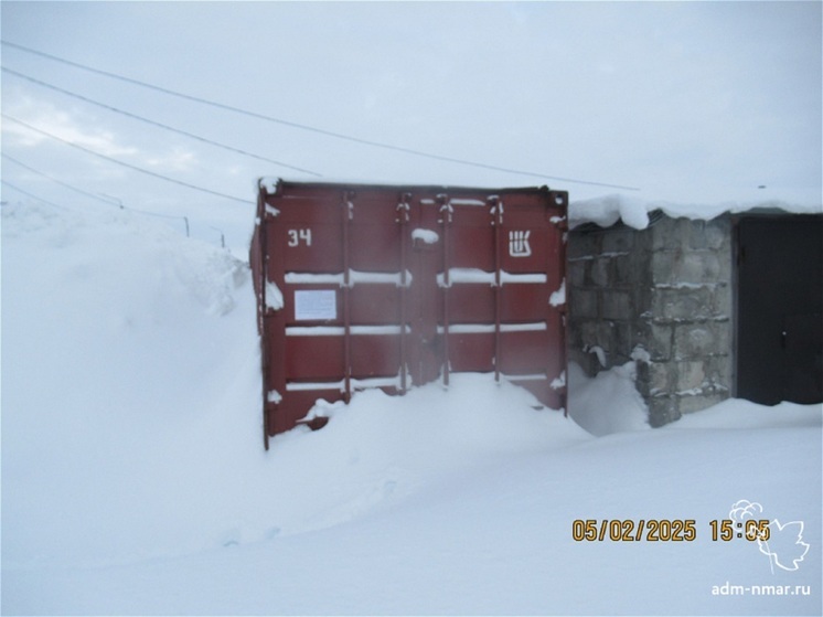 В сугробах Нарьян-Мара разглядели неведомо чей контейнер