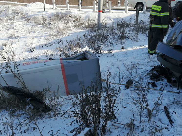 Спасатели опубликовали фото с места аварии на железнодорожном переезде под Воронежем