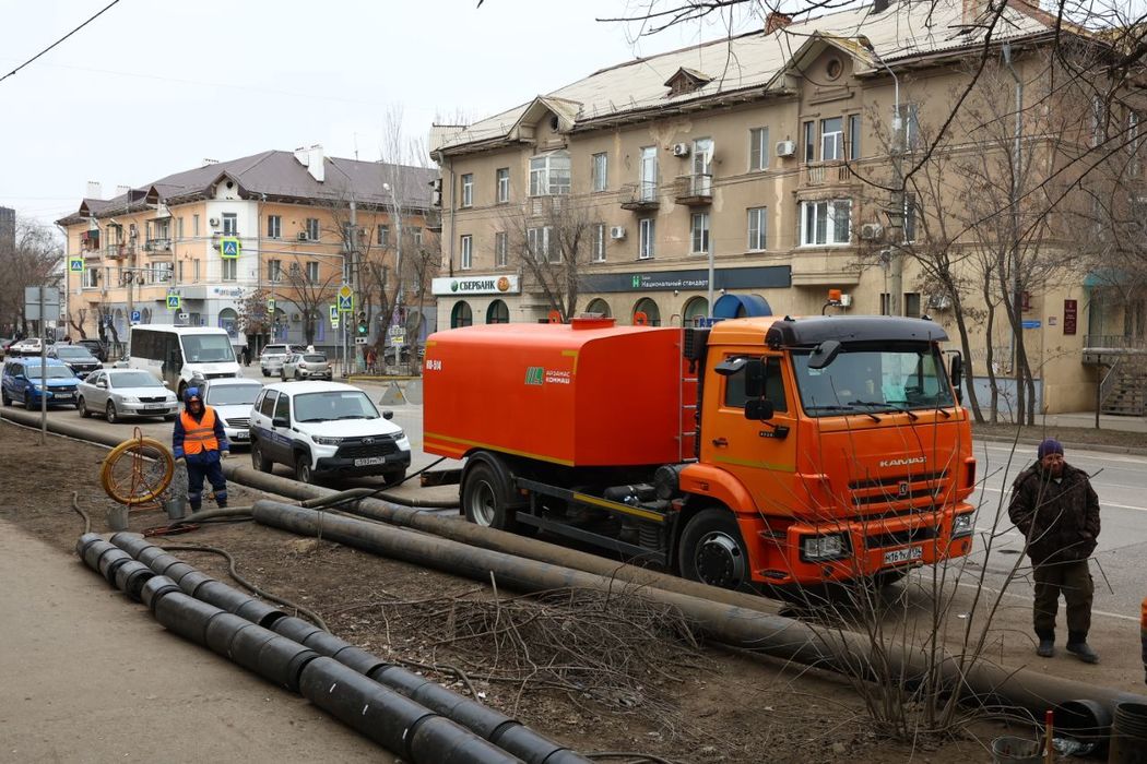 Как в Астрахани меняют 565-метровый участок канализации по ул. Б. Хмельницкого: фоторепортаж