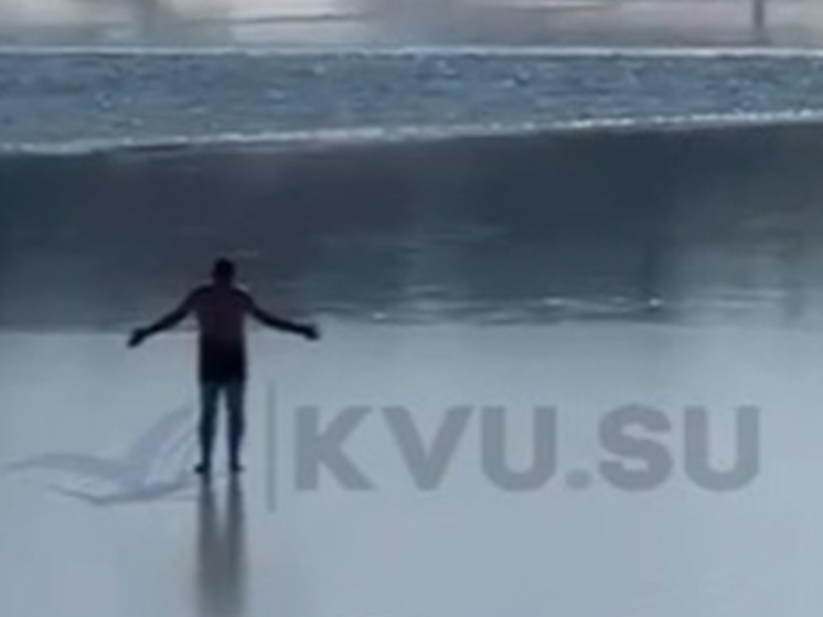В Шахтах мужчина вышел прогуляться у водоема в одних плавках