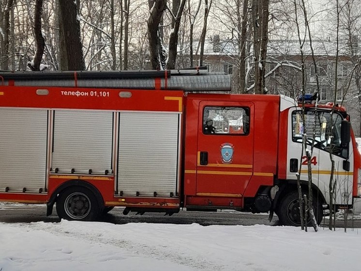 Горел ангар в Красносельском районе