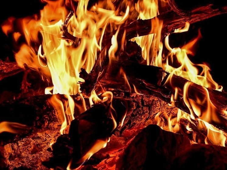 В барнаульском поселке Южный загорелась баня
