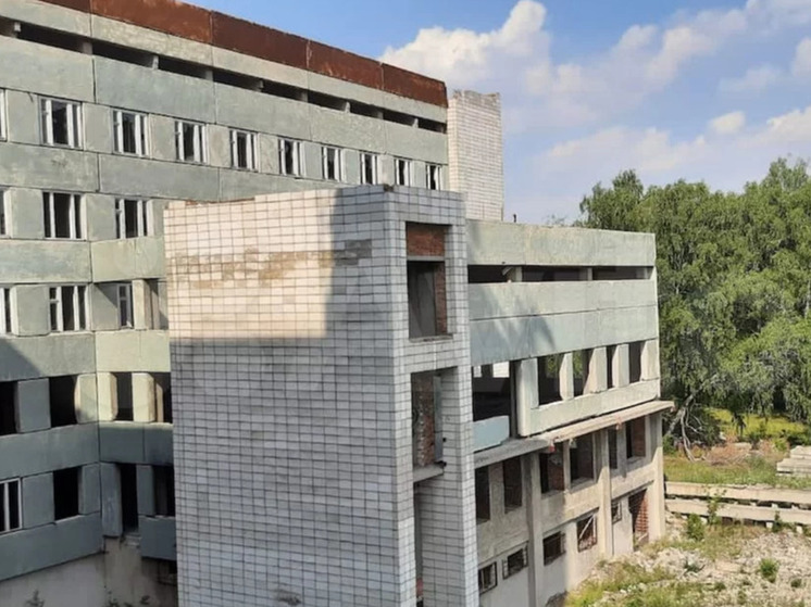 В Омске на продажу выставили недостроенную больницу на Окружной дороге