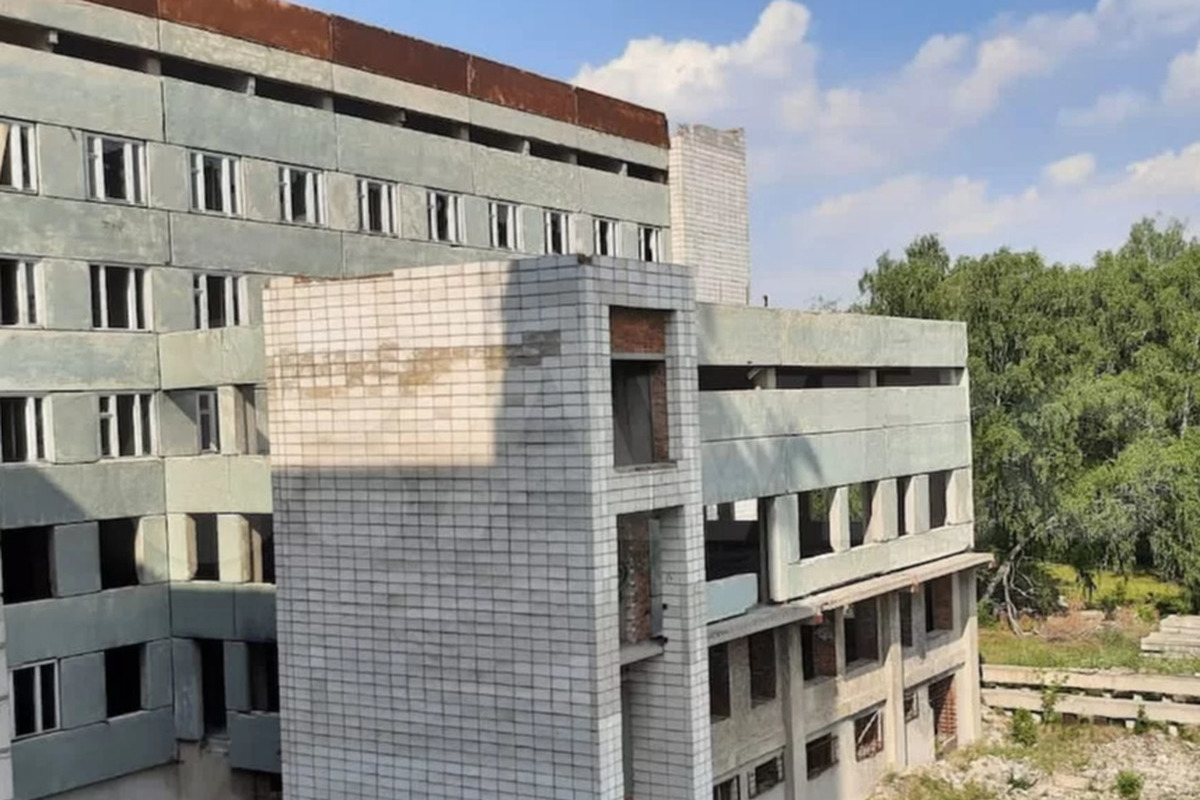 В Омске на продажу выставили недостроенную больницу на Окружной дороге