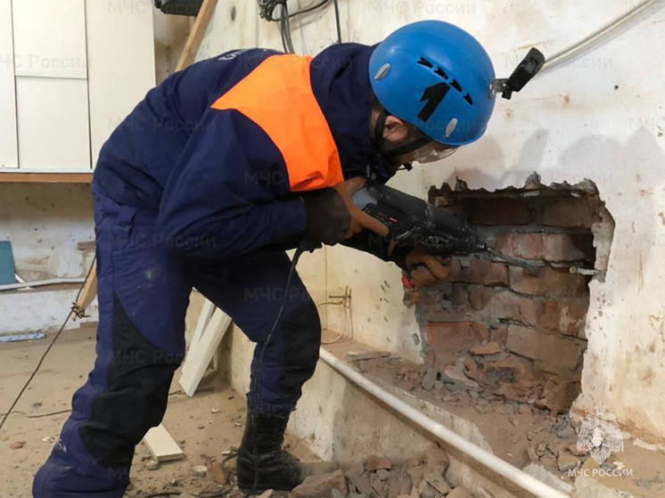На западе Москвы спасли мужчину, застрявшего в стене