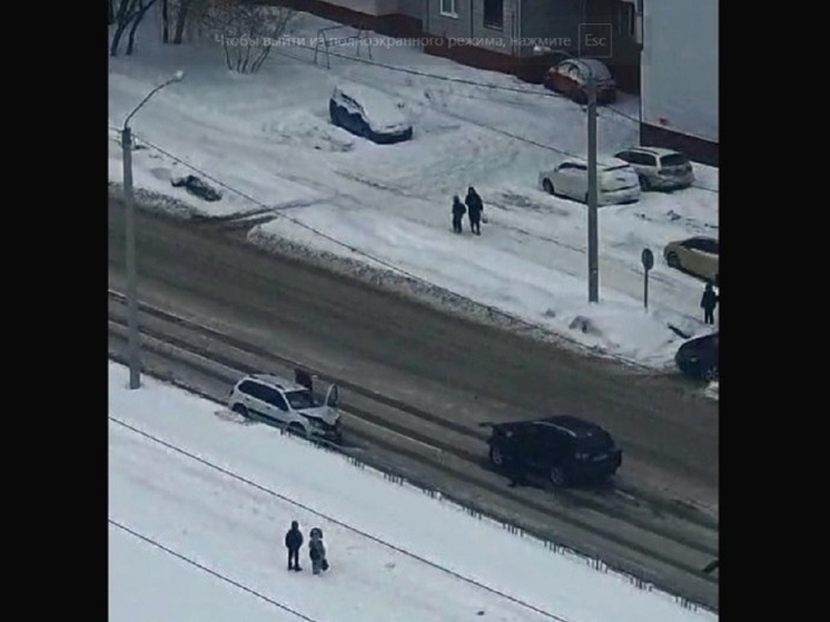 В Барнауле водитель на скорости влетел в два авто
