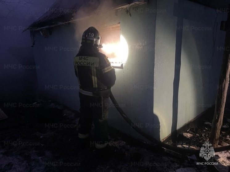 Добровольцы помогали тушить баню во Мценском районе