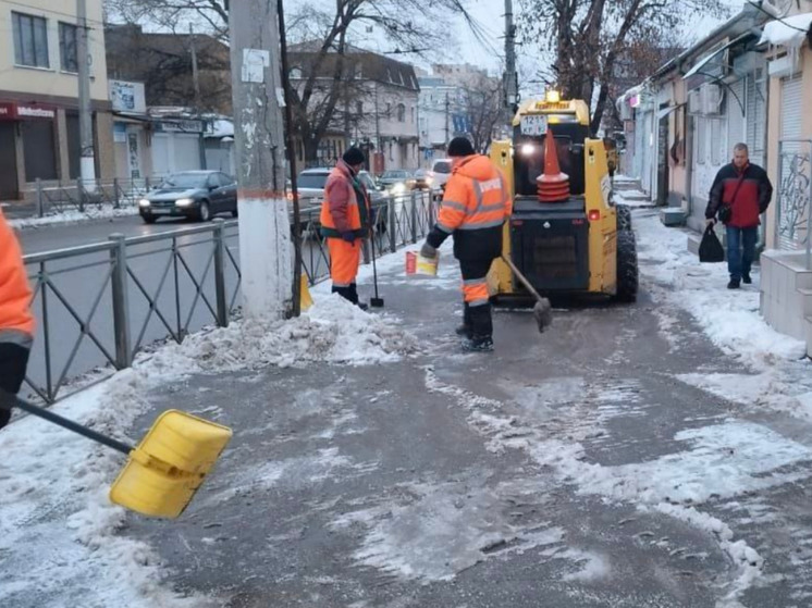 В Симферополе дворники продолжают чистить дороги