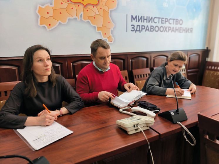 На вопросы жителей Кировской области ответил главный внештатный онколог