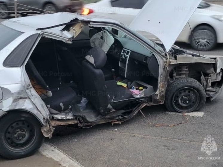 В Калуге LADA Priora влетела в отбойник