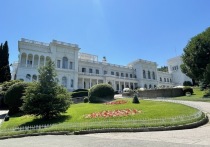 На Ялтинской конференции (4-11 февраля 1945 года) лидеры союзных держав антигитлеровской коалиции - председатель Совета народных комиссаров СССР Иосиф Виссарионович Сталин, президент США Франклин Делано Рузвельт и премьер-министр Великобритании Уинстон Черчилль - согласовали условия и правила послевоенного мира с разграничением сфер контроля и влияния