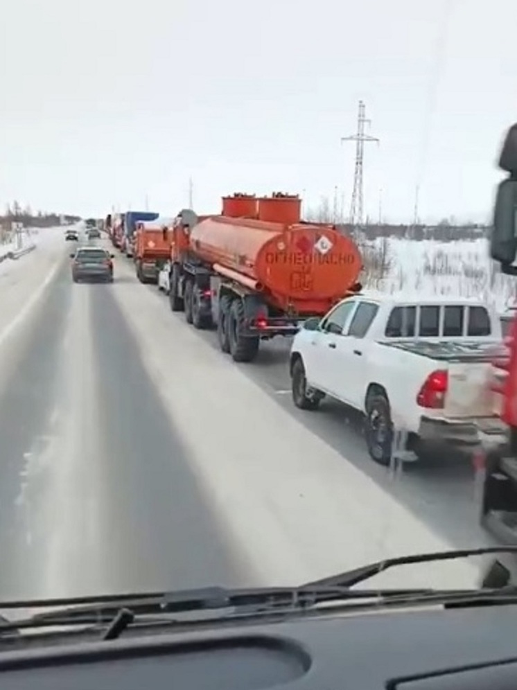 Перебои с вывозом мусора начались в Новом Уренгое из-за пробки на трассе